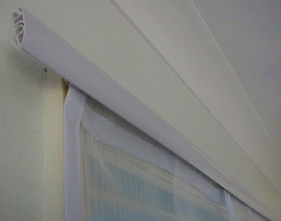 Magnetic flyscreen window automatically shuts to keep bugs out 